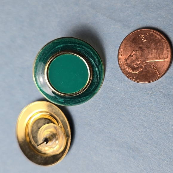 Elegant gold tone Green enamel Stud Earrings - Picture 7 of 8